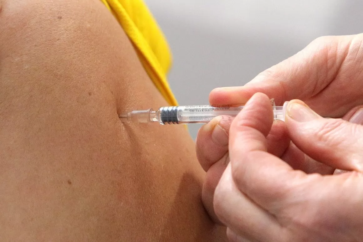 Mayoría de europeos no aplicará la vacuna AstraZeneca a los de más de 65 años