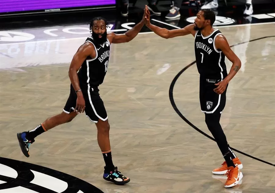 Harden y Durant ganan a Antetokounmpo. Curry y Warriors sorprenden a Lakers