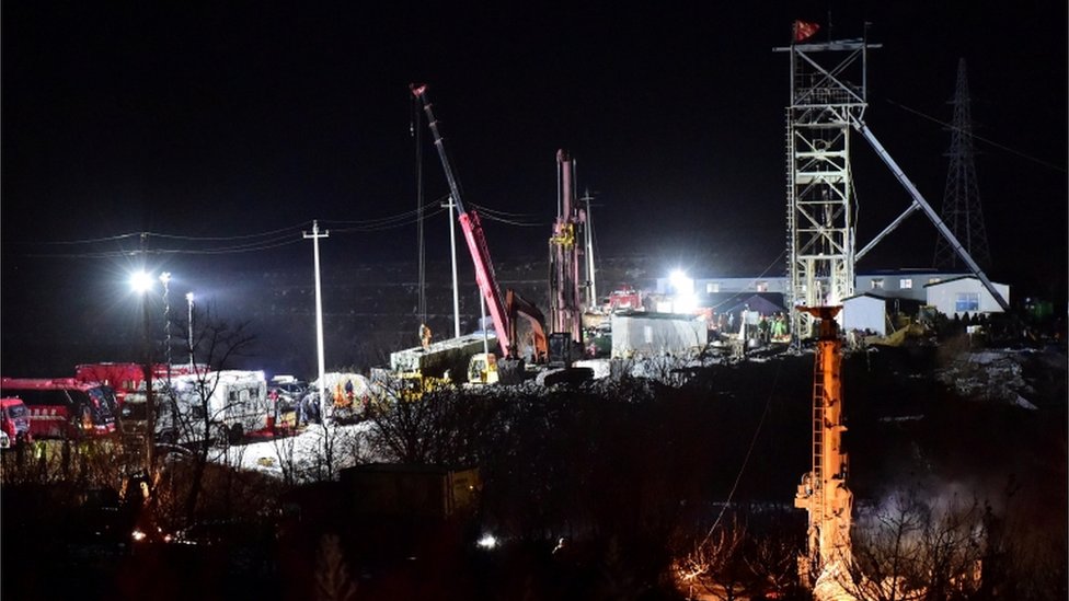 No dejen de intentar rescatarnos: la desesperada situación de 12 mineros atrapados en una mina de oro en China