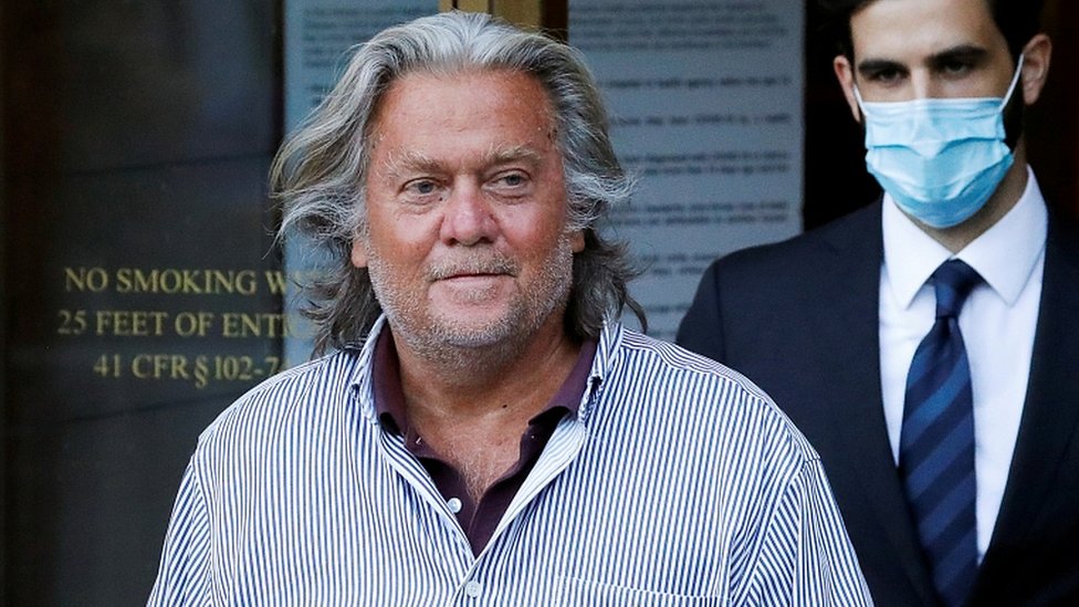 Trump indulta a su exasesor Steve Bannon quien está acusado de fraude