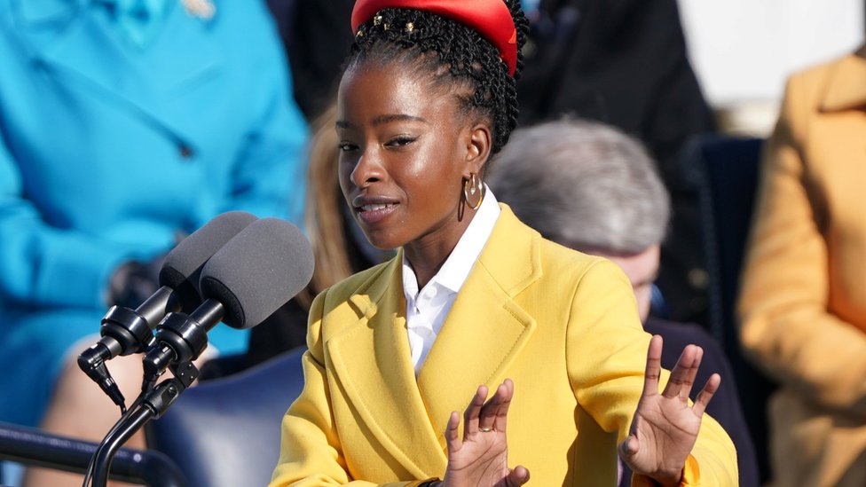Toma de posesión de Joea B iden: quién es Amanda Gorman, la poeta de 22 años que conmovió al público en la ceremonia