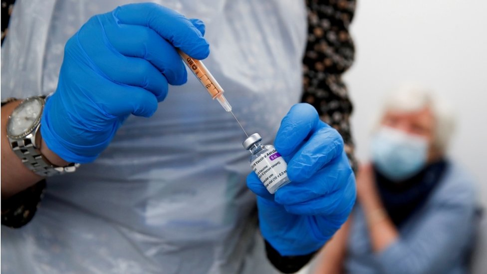 Vacuna de AstraZeneca: 6 claves de la tensa disputa de la farmacéutica con la Unión Europea por la falta de dosis prometidas