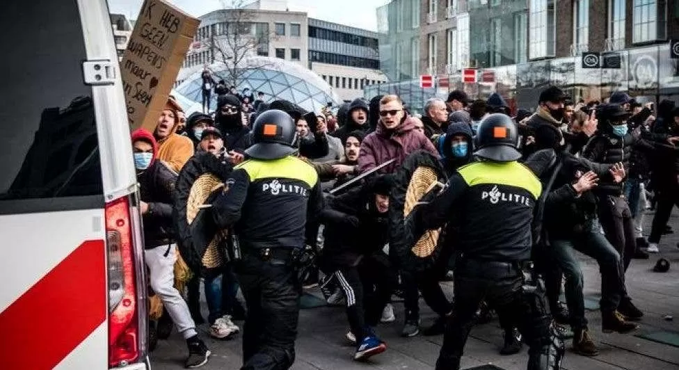 Saqueos y desórdenes en Países Bajos contra el toque de queda, primer ministro denuncia “violencia criminal”