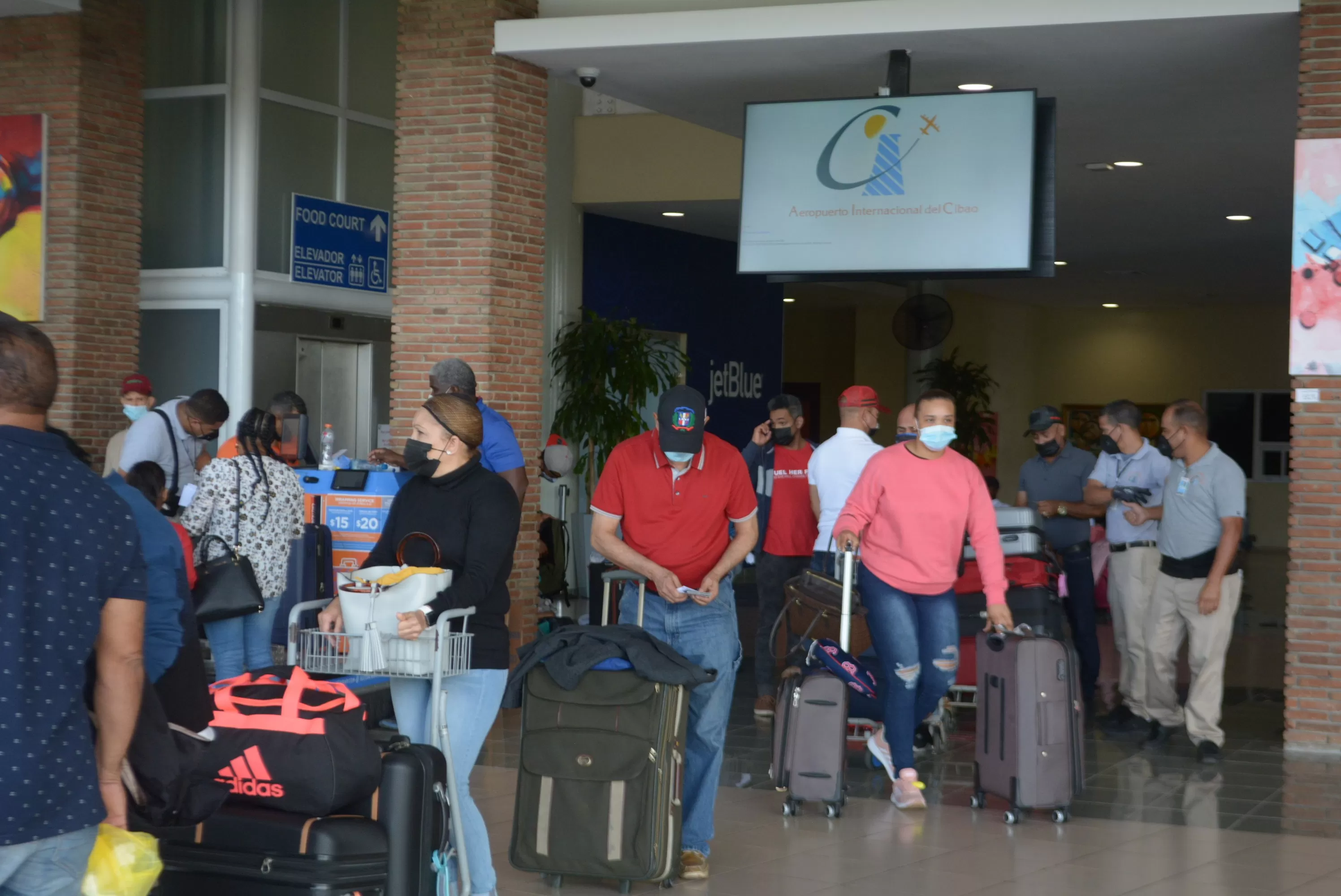 Cientos de pasajeros quedan varados en Aeropuerto Cibao por no mostrar prueba PCR