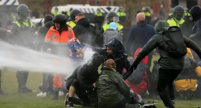 Al menos 184 detenidos en la tercera noche de disturbios en Países Bajos contra toque de queda