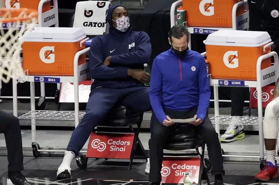 NBA exige a jugadores usar mascarilla todo el tiempo antes de salir al campo