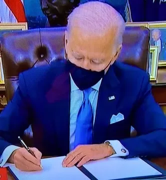 Biden detiene deportaciones de soñadores, el muro y veto a musulmanes