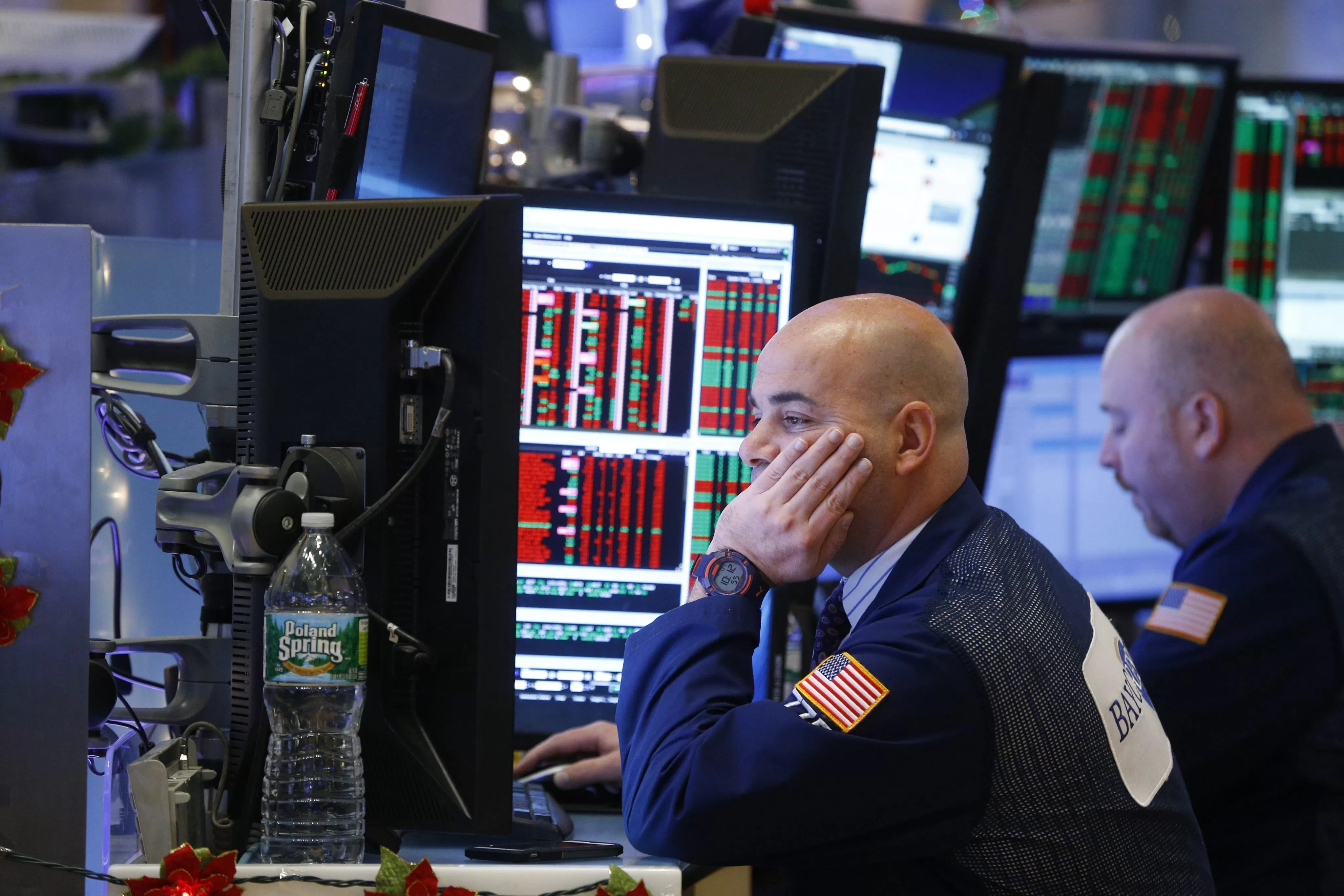 Wall Street cierra en rojo y el Dow baja