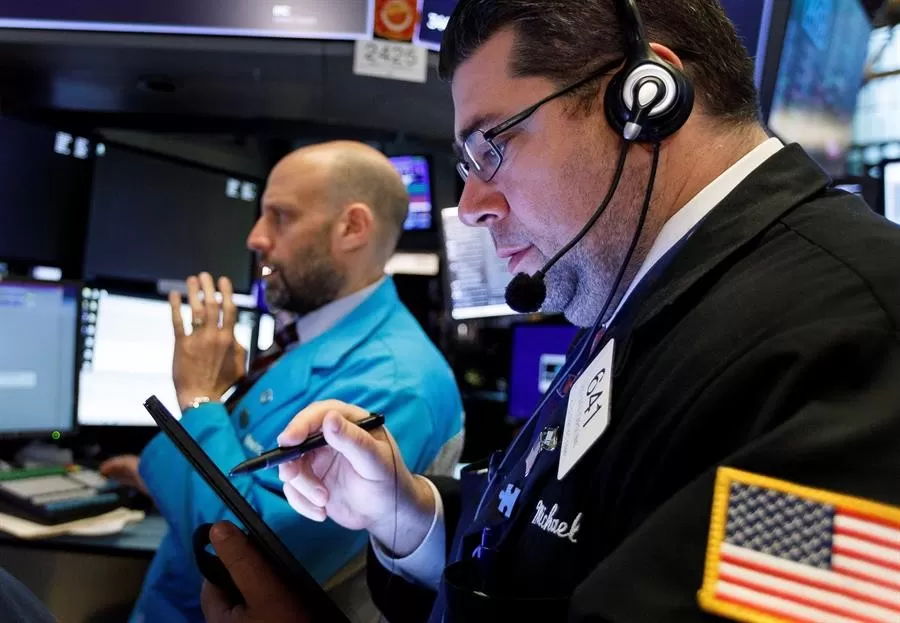 Wall Street cierra mixto pero con récords en S&P 500 y Nasdaq