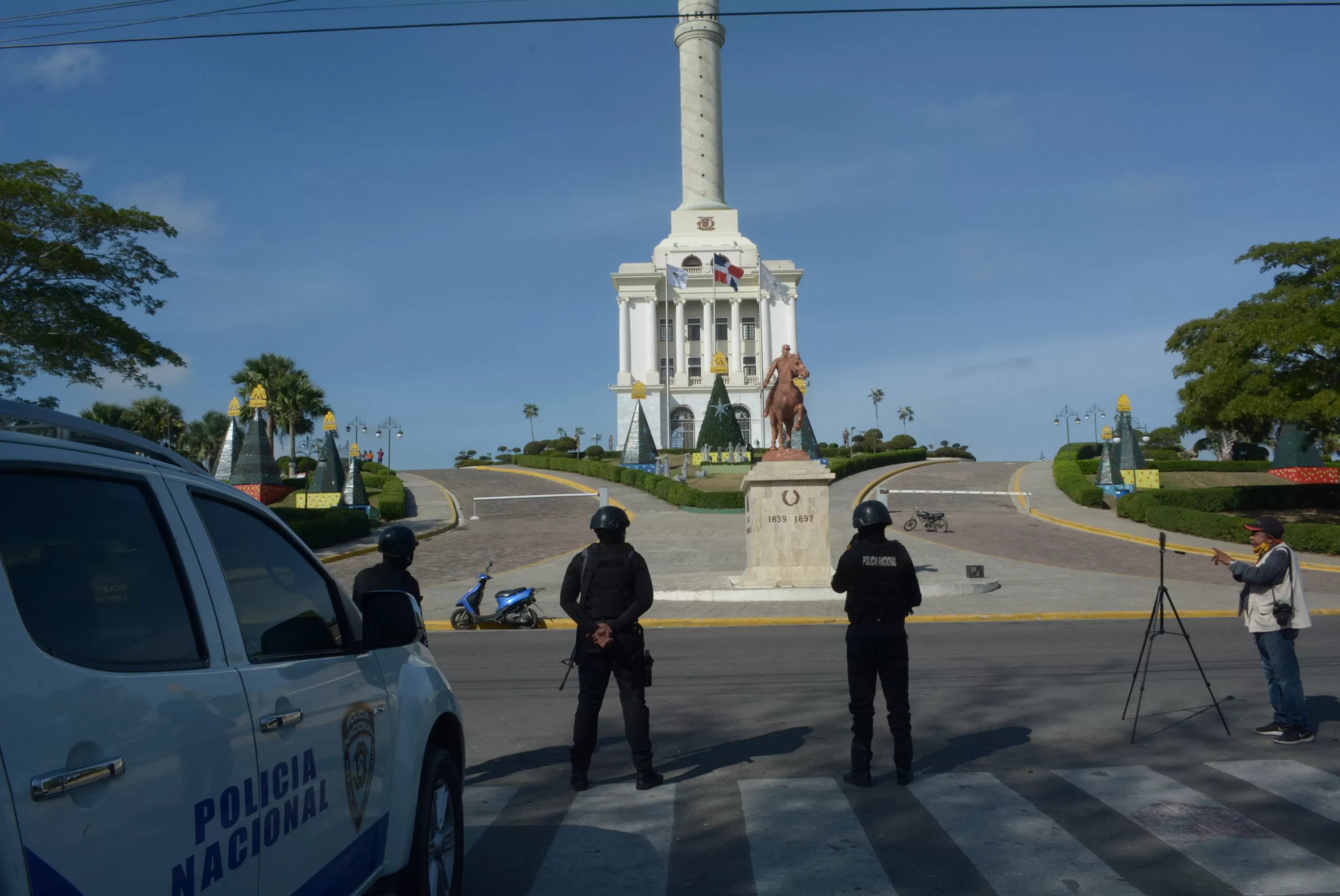 Policía de Santiago impide protesta contra el toque de queda