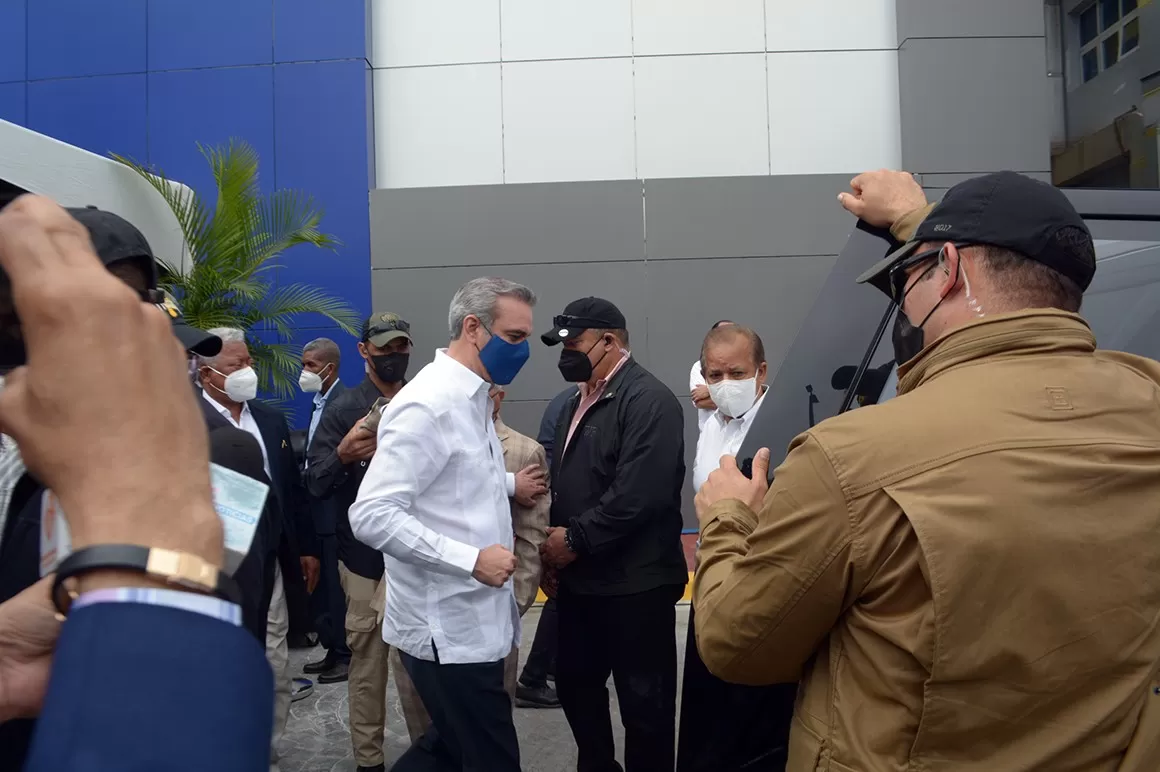 Presidente Abinader entrega áreas reestructuradas en hospital Cabral y Báez