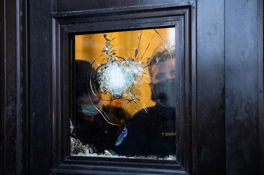 Cuatro muertos y 14 policías heridos dejó asalto al Capitolio