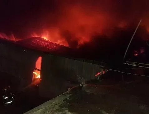 Incendio afecta fábrica de papel en Villa Juana, Sistema 9-1-1 reporta bombero herido