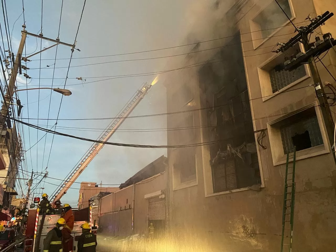 Bomberos sofocan incendio afectó fábrica de papel en Villa Juana