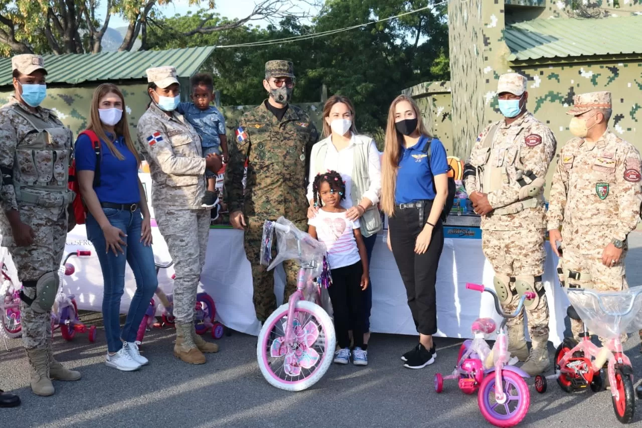 Niños de militares de puesto en la frontera reciben juguetes