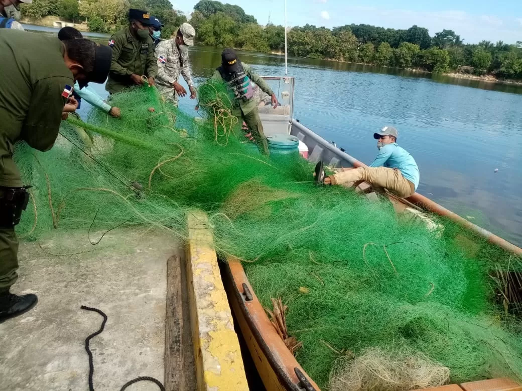 Medio Ambiente y Defensa detienen 11 personas y les confiscan redes de pesca ilegales