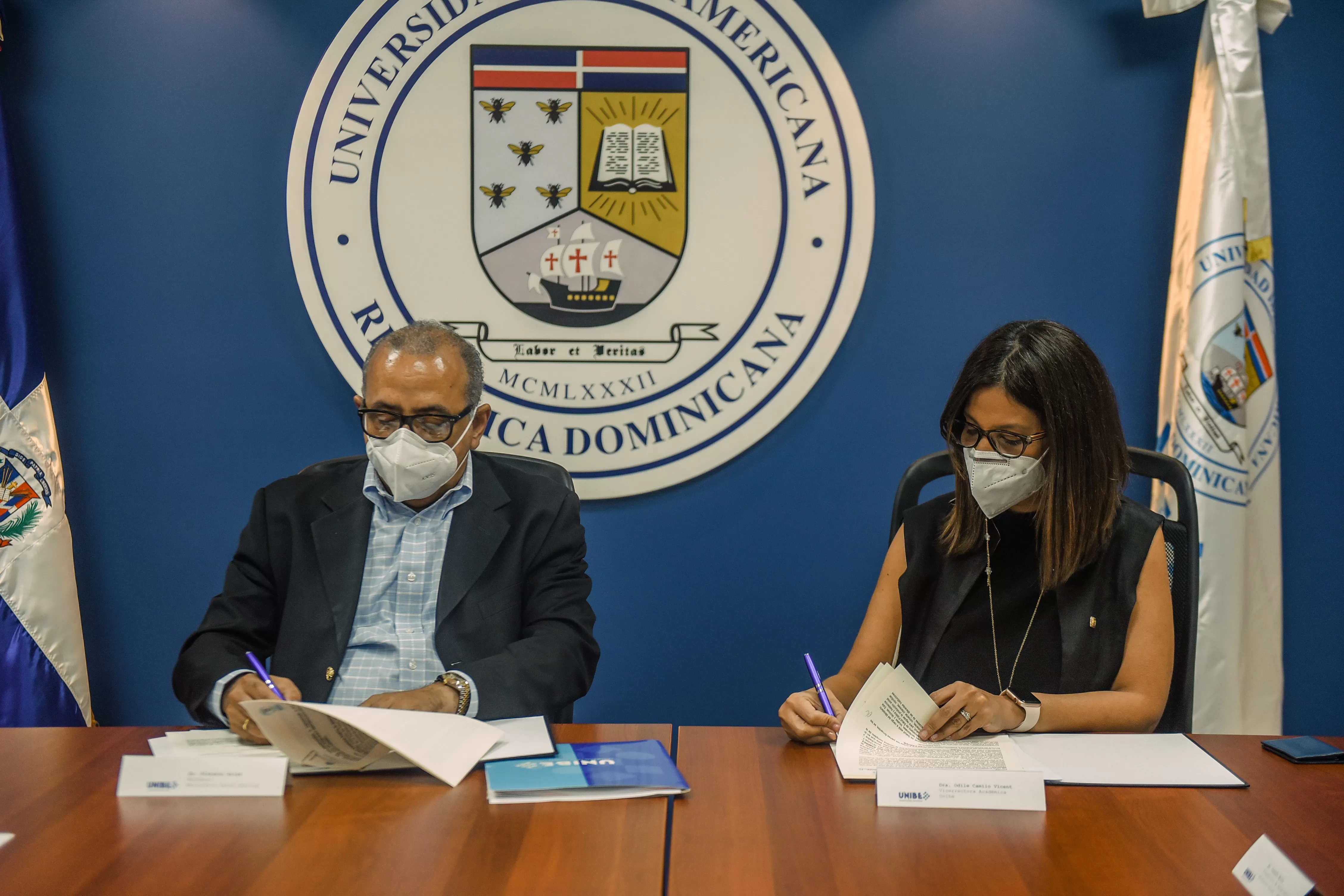 Unibe y Salud Pública firman convenio para aumentar el procesamiento pruebas PCR
