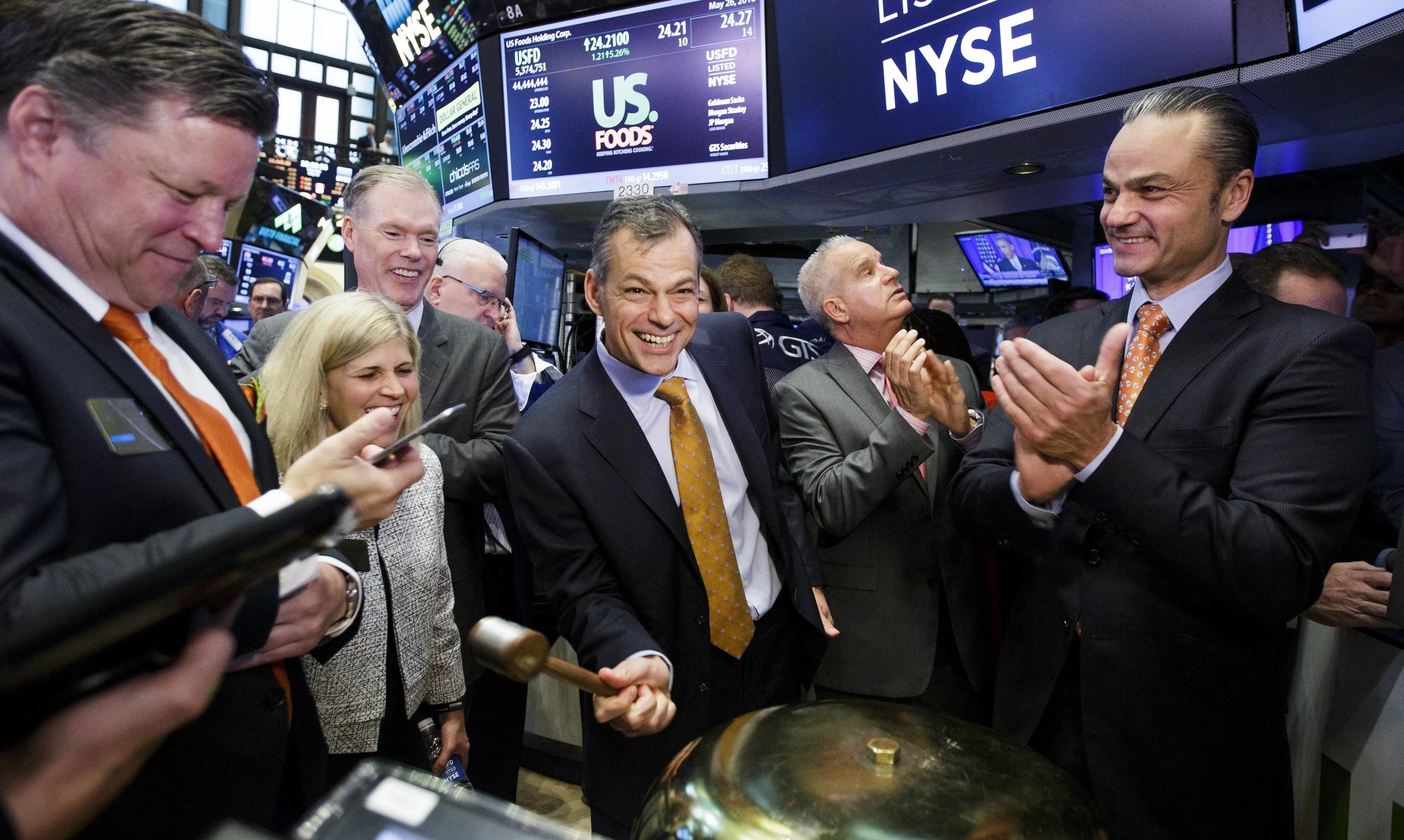 Wall Street abre con récords intradía, animado por Apple y Facebook