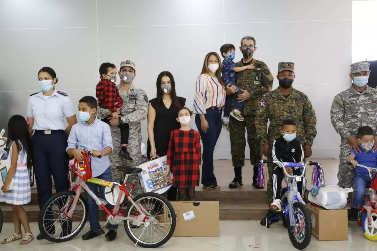 ADEOFA entrega juguetes a hijos de miembros de las Fuerzas Armadas