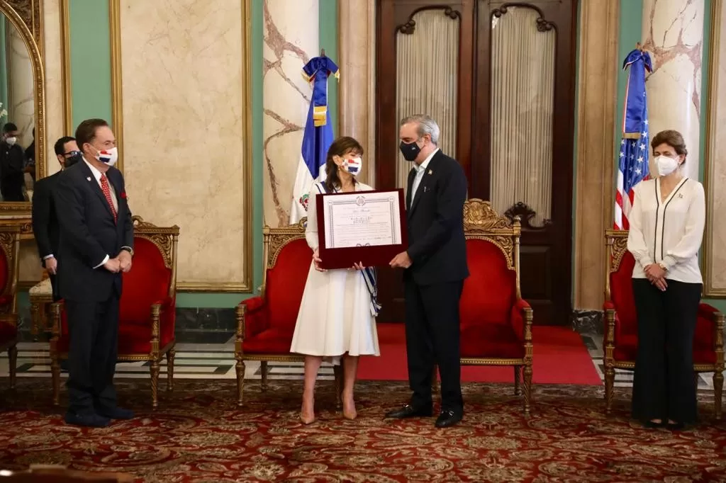 Presidente Abinader otorga la Orden al mérito de Duarte, Sánchez y Mella a embajadora de EE.UU.