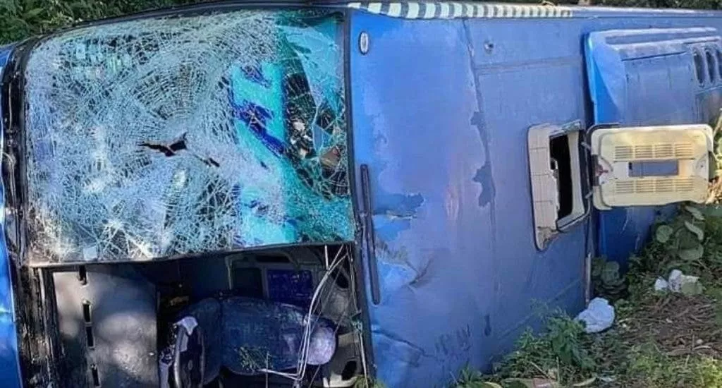 Chofer muere al sufrir infarto mientras conducía autobús, reportan 9 heridos