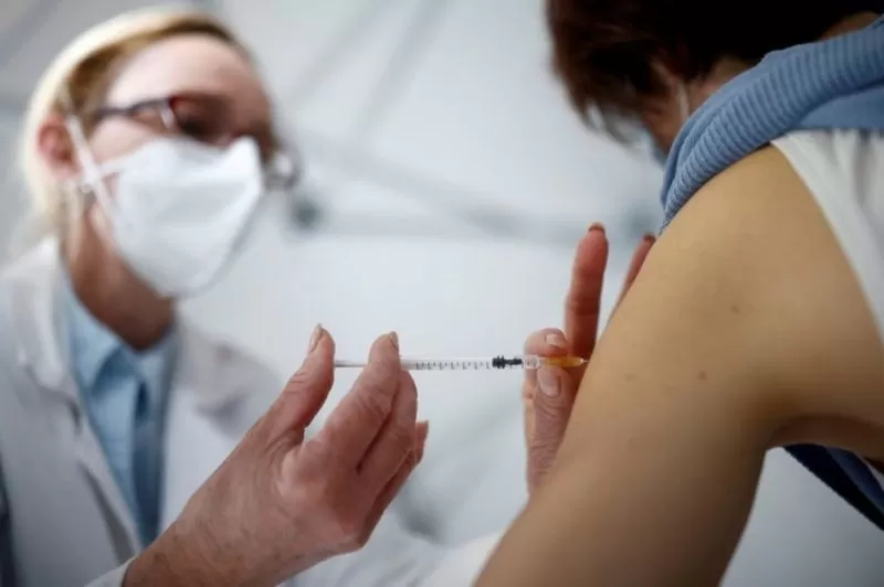 Fallece noruega que desarrolló trombosis tras ser vacunada con AstraZeneca