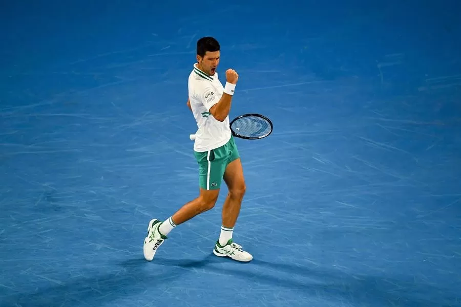 Djokovic fulmina a Medvedev y levanta su noveno Abierto de Australia