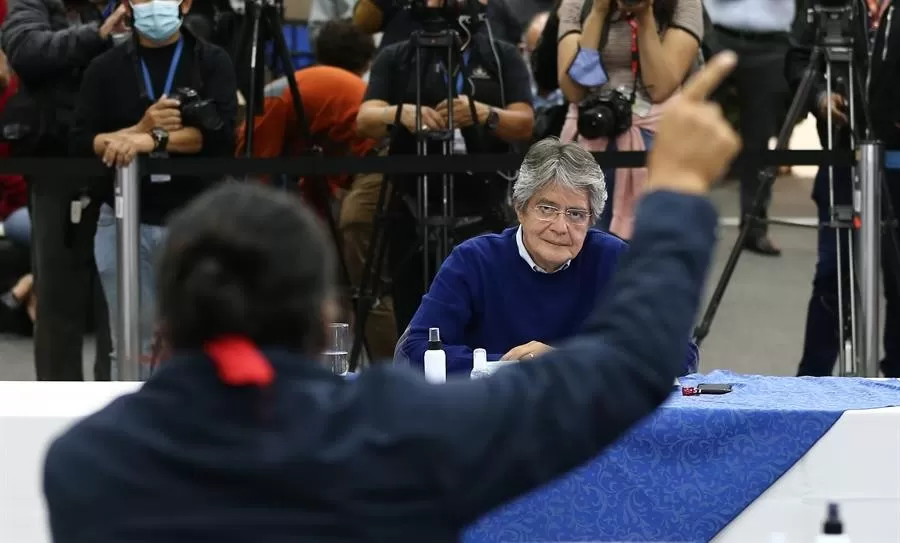 Ecuador elige a conservador Lasso, Perú da pase a segunda vuelta al izquierdista Castillo