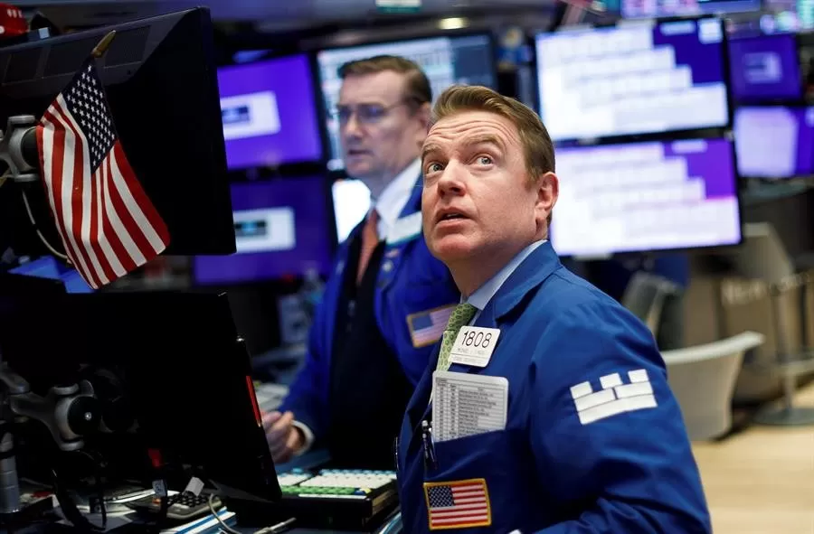 Wall Street cierra a la baja, pero el Dow Jones anota otro récord