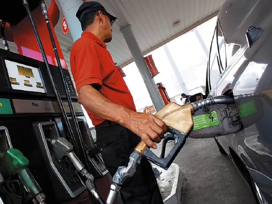 Gobierno congela precios de combustibles