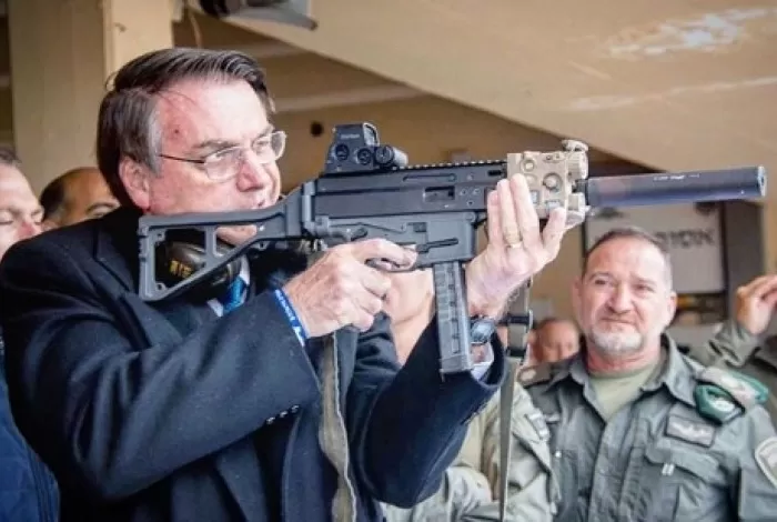 Bolsonaro insiste y facilita más y más acceso de civiles a las armas