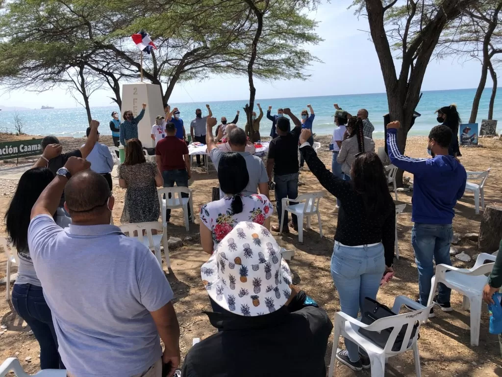 Conmemoran 48 años desembarco de Caamaño en Playa Caracoles