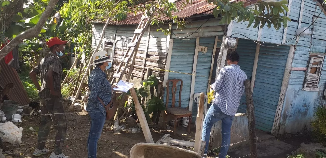 Alcalde de Bayaguana promete arreglar vivienda de envejeciente