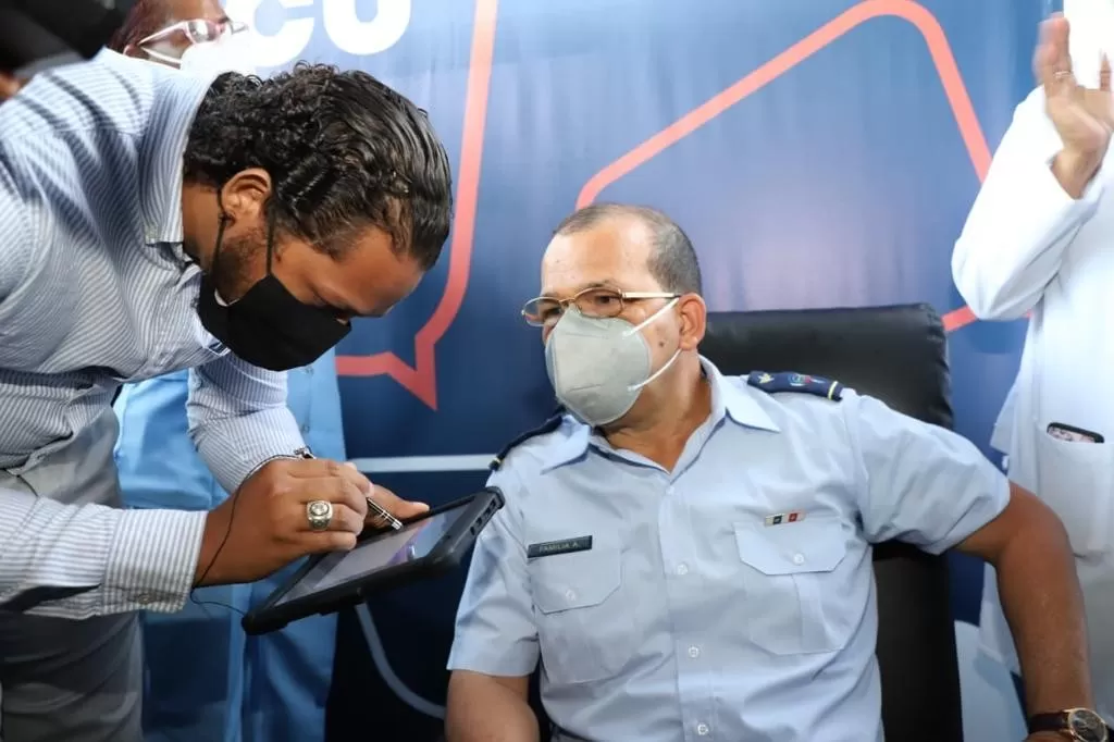 Subdirector médico del Ramón de Lara es el primer vacunado en República Dominicana