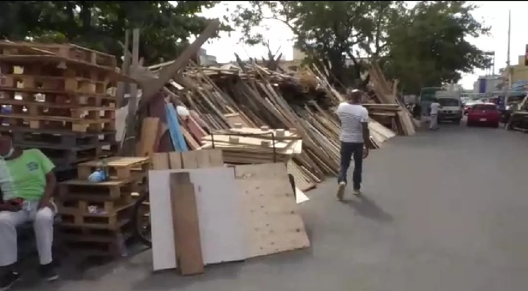 Moradores de Villa Consuelo denuncian negocios improvisados obstruyen las aceras