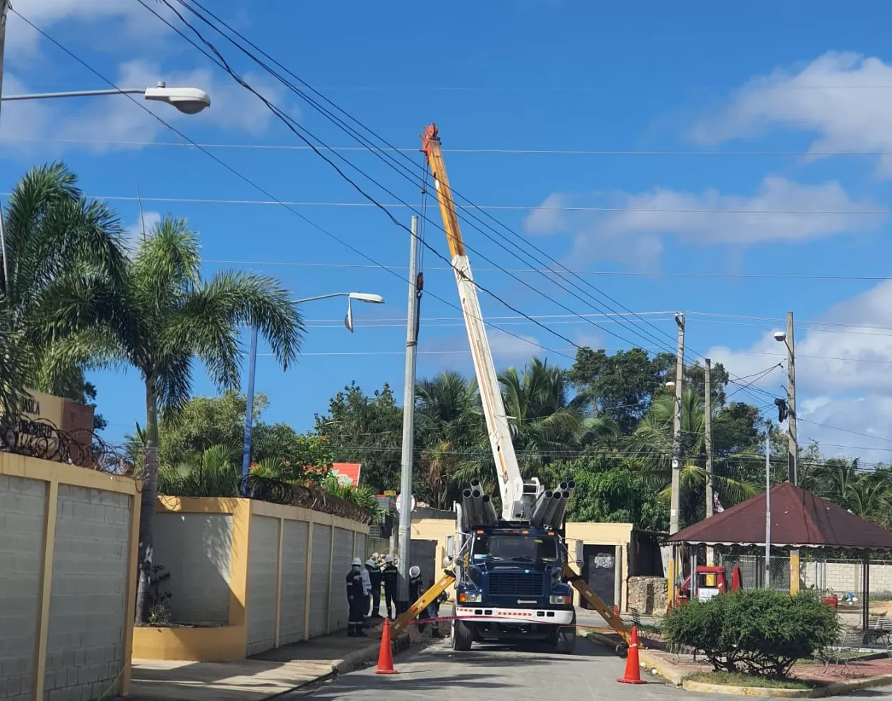 Rehabilitan redes del servicio eléctrico de La Caleta, Boca Chica