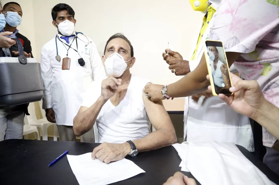 Personal de la Clínica Cruz Jiminián recibe primera vacuna contra la covid-19