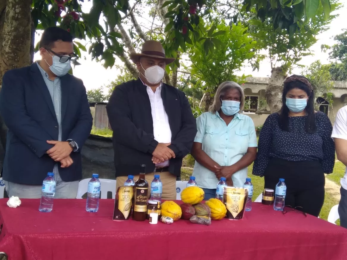 Senador por Monte Plata apoya pymes de mujeres procesan cacao