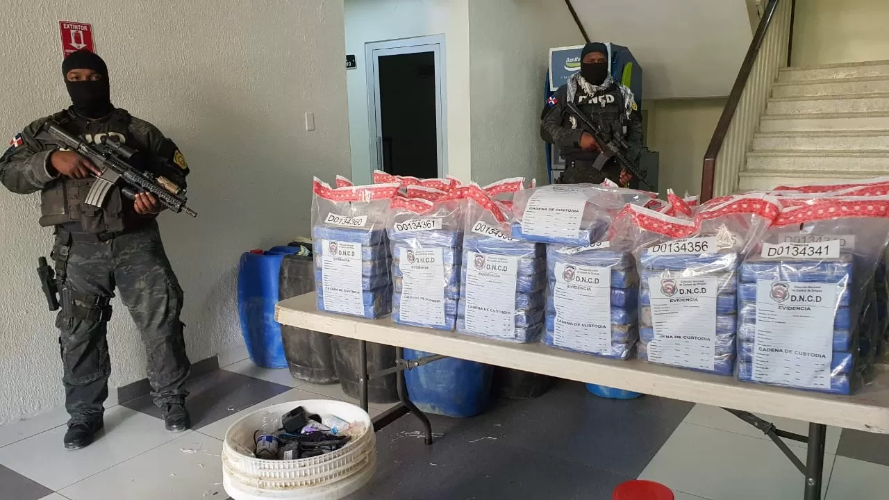 DNCD confisca 133 paquetes de cocaína y apresa a tres personas