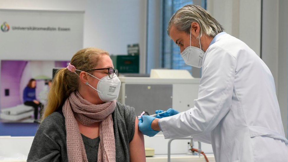 Coronavirus: 4 razones que explican por qué la Unión Europea está retrasada en su campaña de vacunación contra la covid-19