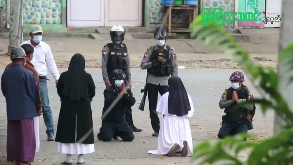 Myanmar: la impactante historia detrás de la foto de la monja arrodillada frente a unos policías en Myanmar