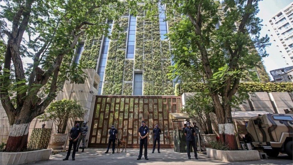 El hombre más rico de Asia, un carrobomba y un asesinato: el extraño caso que tiene a todo un país en vilo