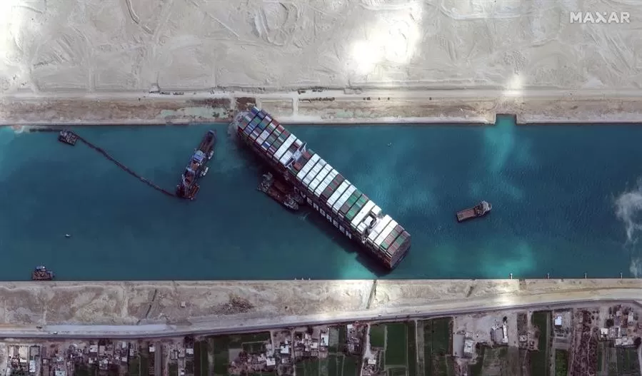 Sin éxito reflote de buque varado que bloquea canal de Suez