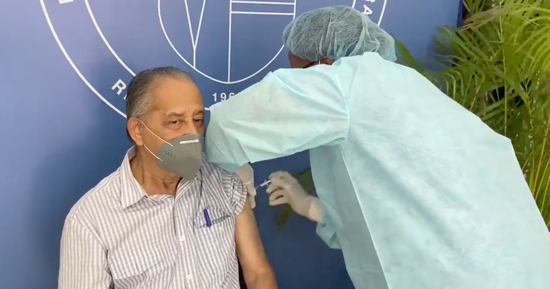 Huchi Lora recibe vacuna contra la covid-19