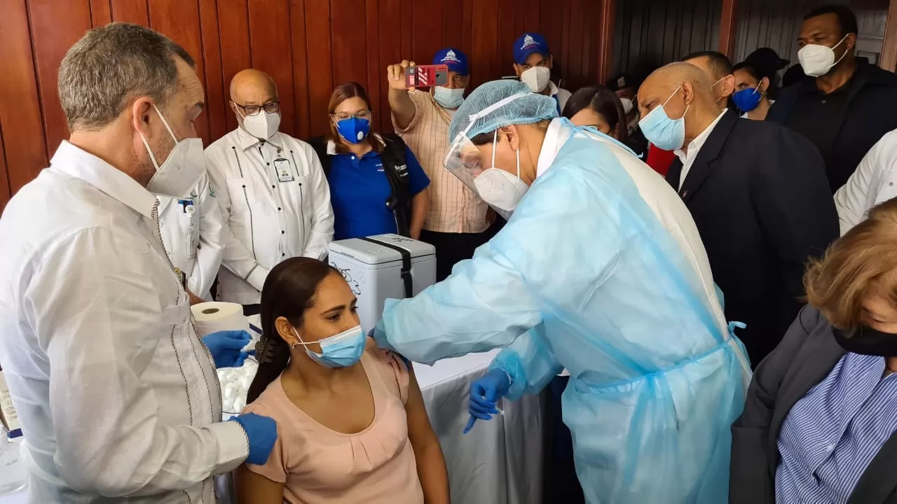 Ministro de Salud inició vacunación de profesores en Santiago
