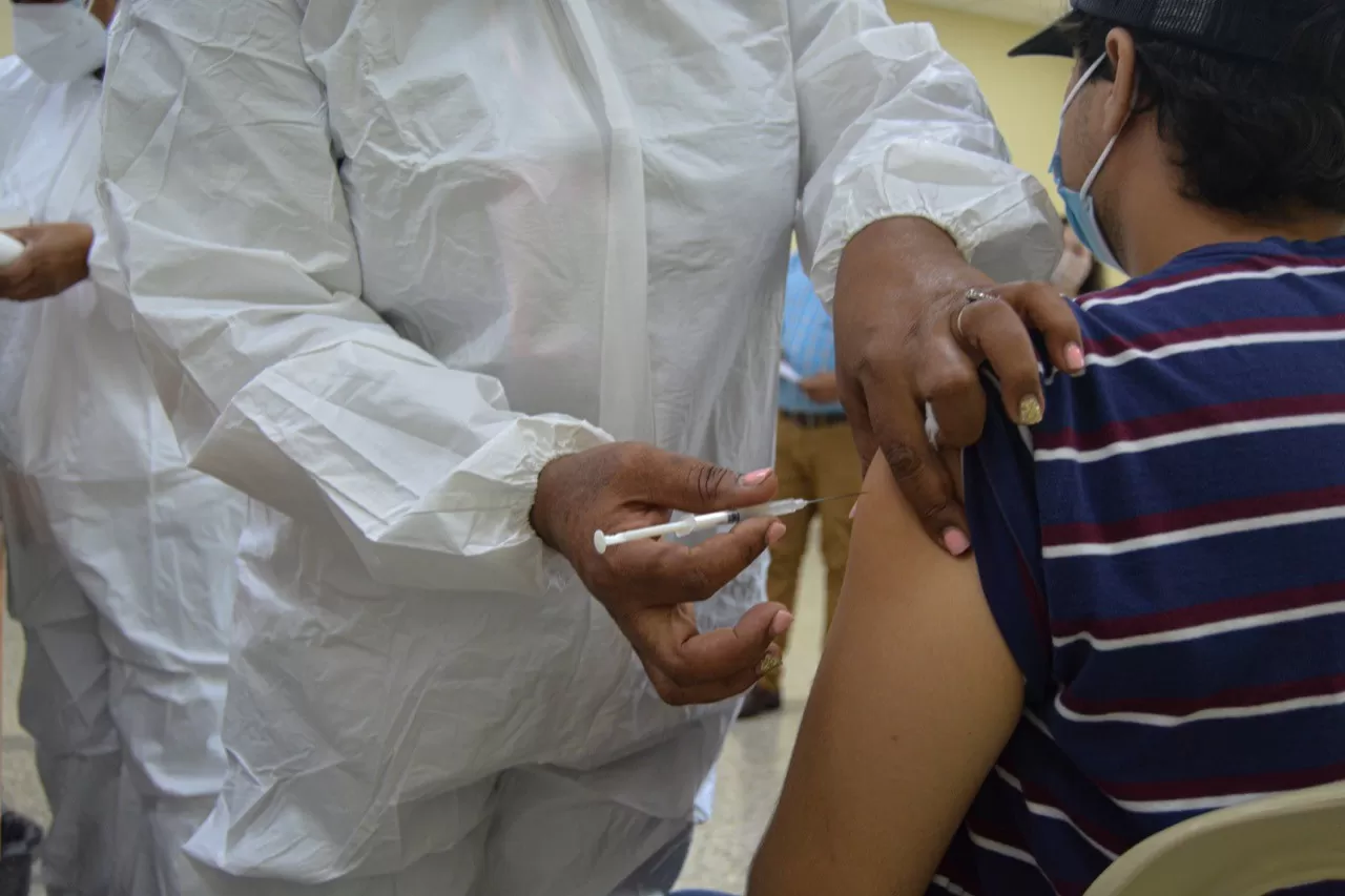 2,220 docentes del MINERD y mayores de 70 años vacunados en la UNPHU