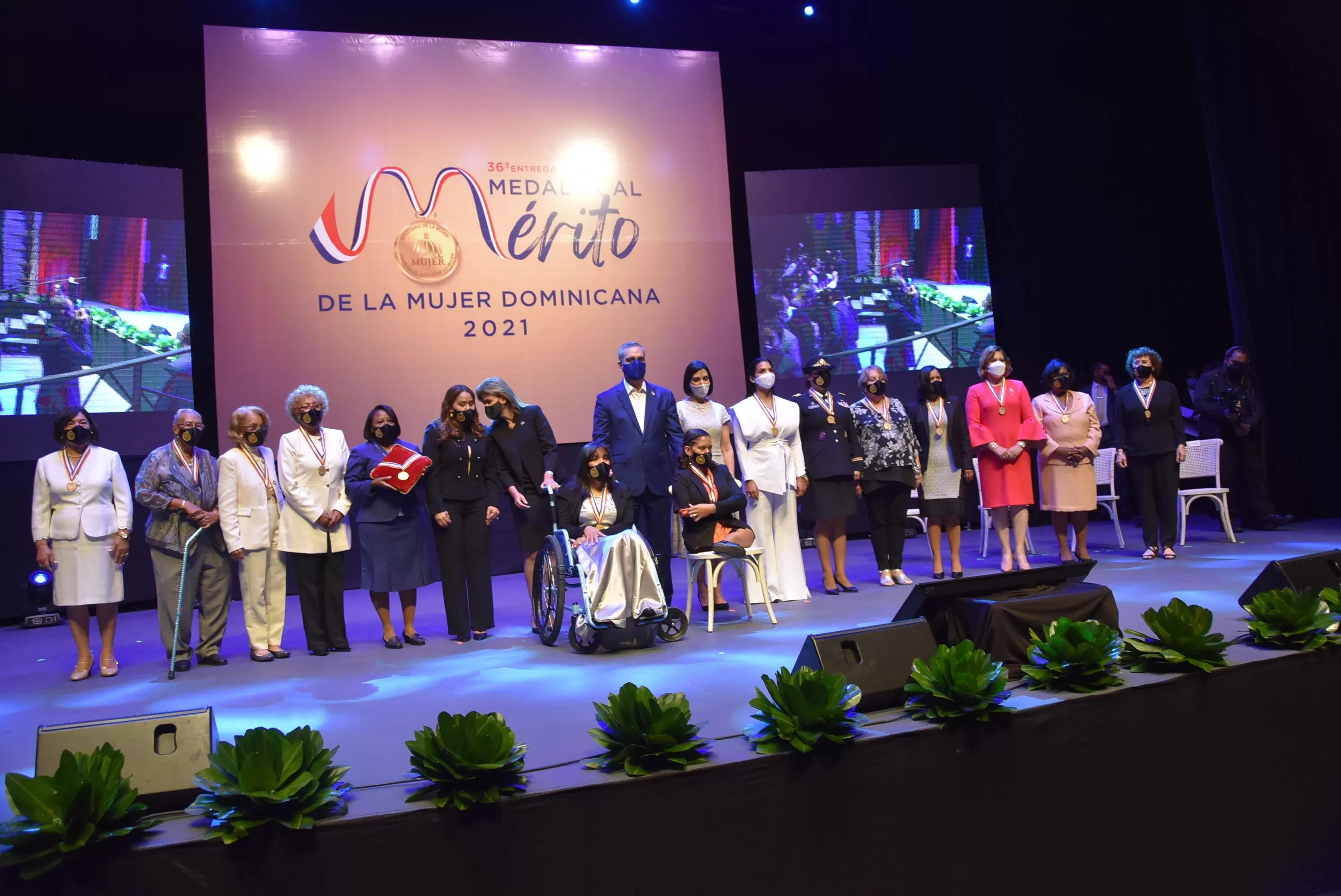 Gobierno entrega Medalla al Mérito a 14 dominicanas