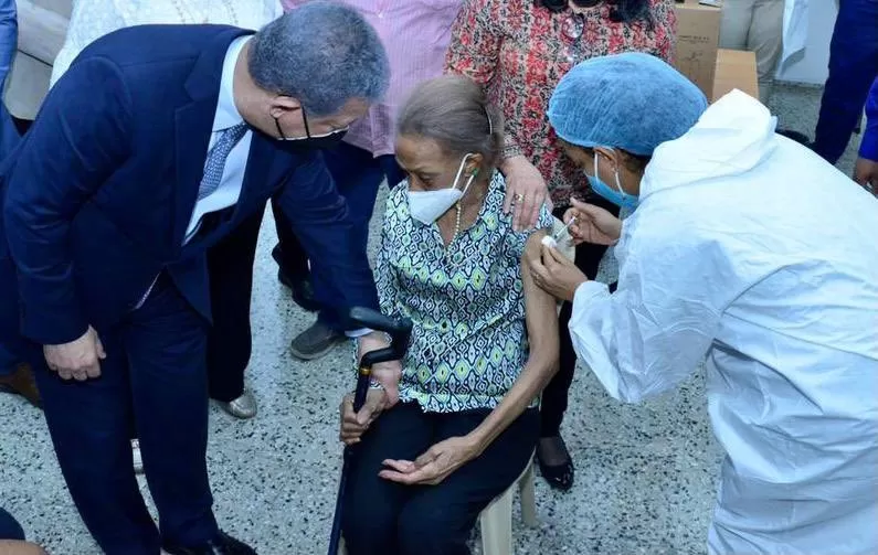 Leonel Fernández acompaña a su madre a vacunarse contra la covid-19
