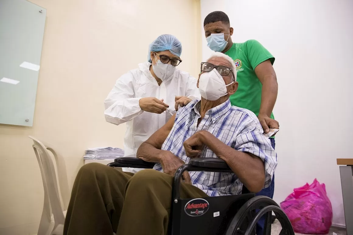 La vacunación sigue acelerando en República Dominicana y supera las 300,000 personas