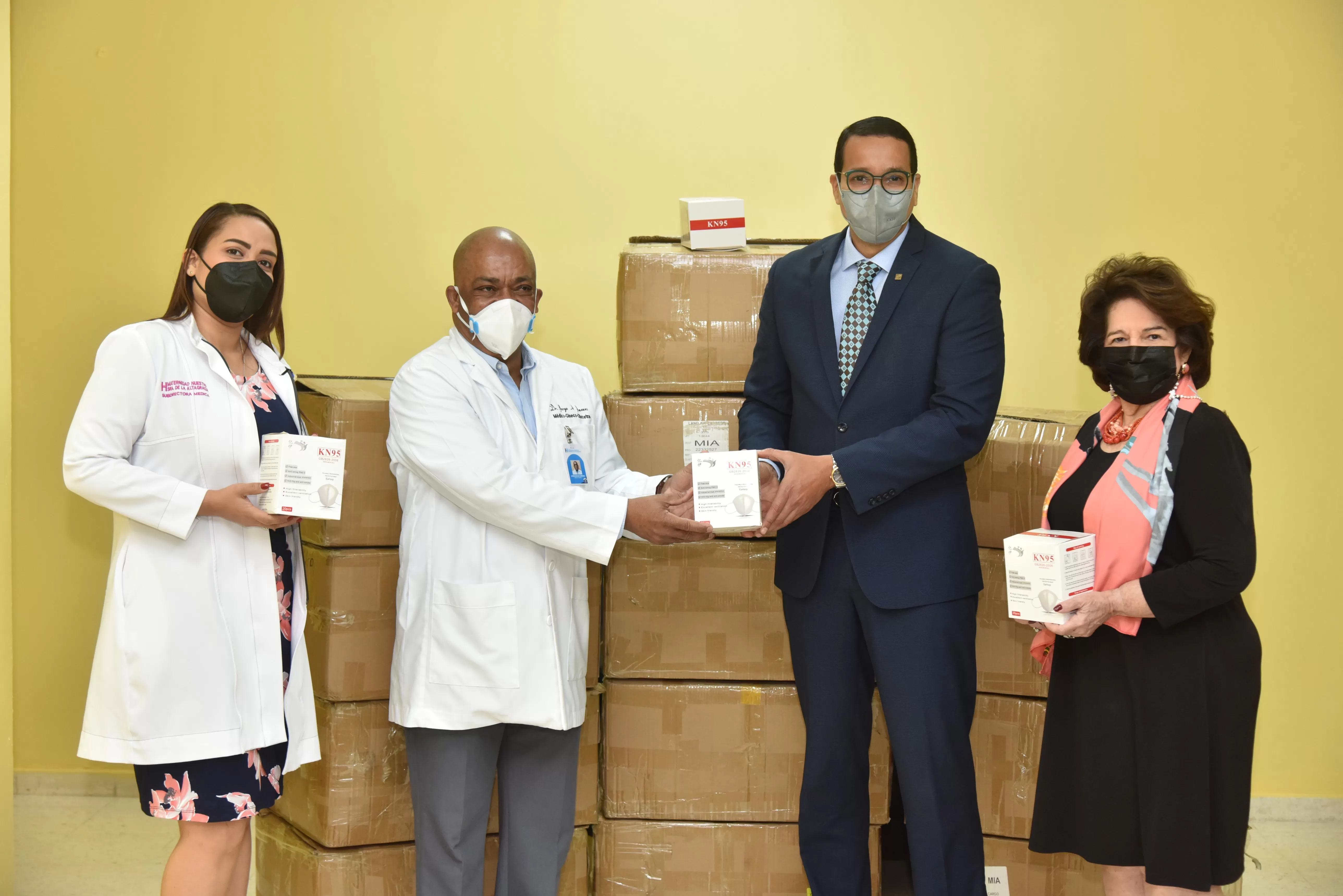 Fundación Popular y Sanar una Nación donan mascarillas y medicamentos a la Maternidad de la Altagracia